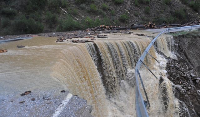 İzmir’de sağanak alarmı: Ödemiş–Turgutlu yolu çöktü, Karaburun’da dere taştı