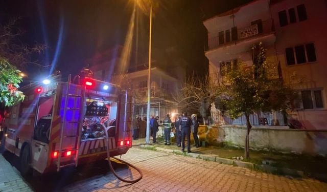 Aydın Efeler’de apartman dairesinde yangın paniği: Bir kişi kurtarıldı