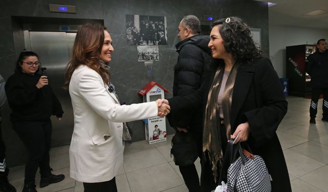 Başkan Ünsal mesaiye kapıda başladı! Karşıyaka’da birlik mesajı