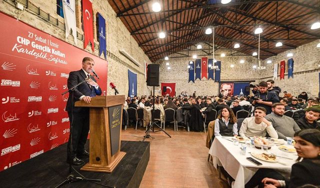 Başkan Cemil Tugay gençlerle iftarda buluştu: “Doğrunun yanında olmaktan vazgeçmeyin”