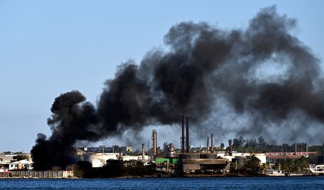 Dev petrol rafinerisinde yangın çıktı! Faaliyetler durmadı