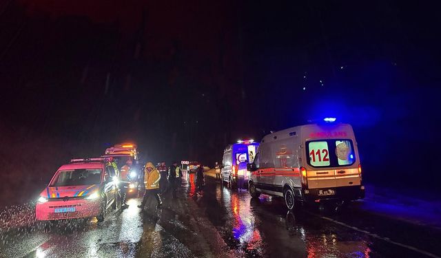 İşçi servisi kontrolden çıkıp devrildi! 17 kişi yaralandı!