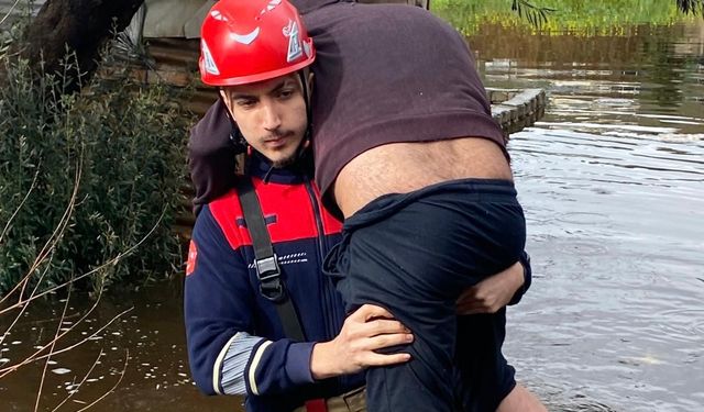 Mahsur kaldı, itfaiye sırtında taşıyarak kurtardı