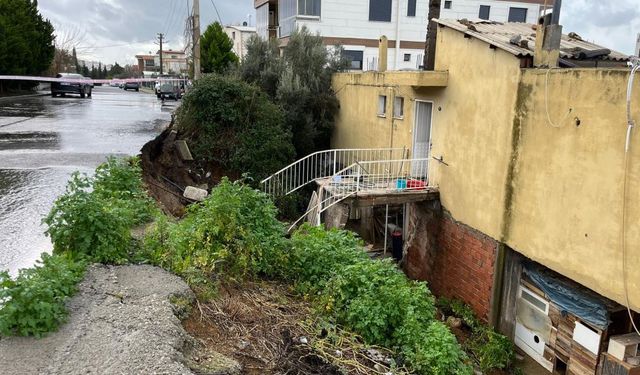 İzmir Aliağa’da yağış alarmı: İstinat duvarı çöktü, iki katlı ev boşaltıldı
