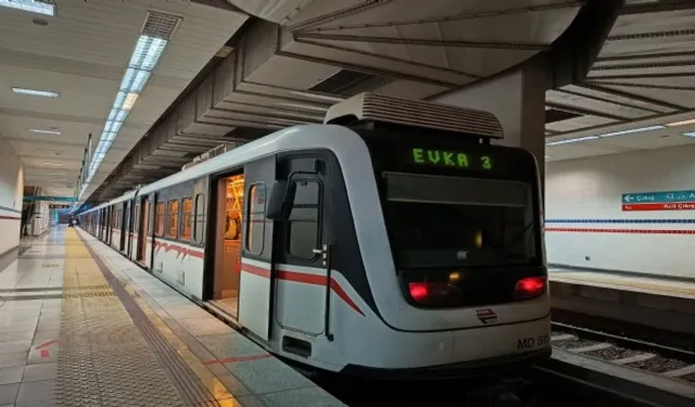 İzmir Metrosu'nda iş çıkış saatinde kriz: Seferlerde çift yönlü gecikme!