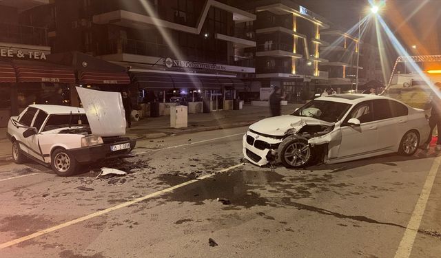 İzmir Ödemiş'te iki otomobil kafa kafaya çarpıştı: 3 yaralı!