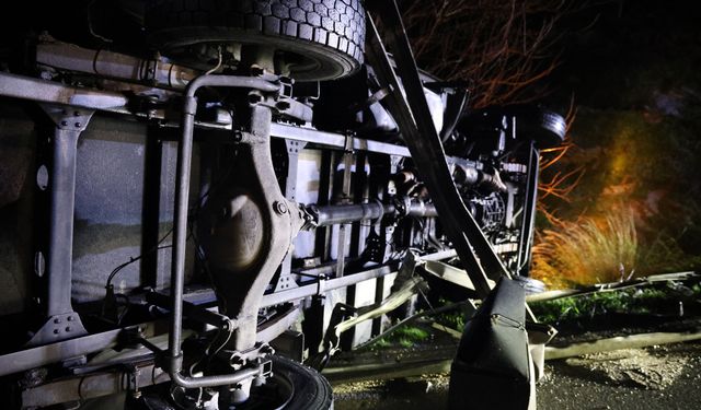 Viraj kabusu! Kamyon bariyerlerde askıda kaldı