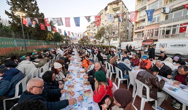 İzmir Büyükşehir Belediyesi’nden Karşıyaka’da 3 bin kişilik iftar sofrası!