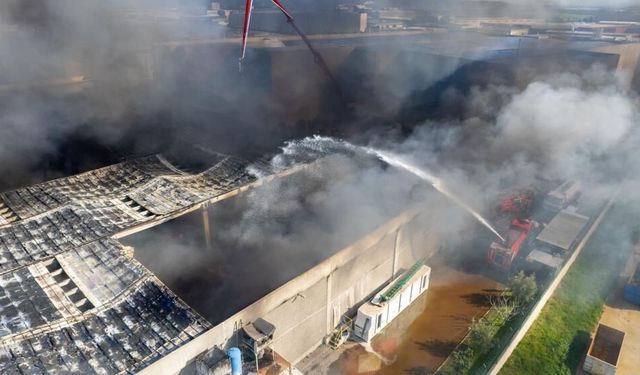 Manisa Akhisar OSB’de şekerleme fabrikasında yangın: 4 saatte kontrol altına alındı
