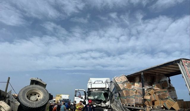 Manisa Salihli’de zincirleme kaza: Kontrolden çıkan TIR 3 araca çarptı, 5 yaralı