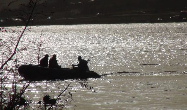 Manisa Yunusemre’de kayıp alarmı: Ekipler gölette arama başlattı
