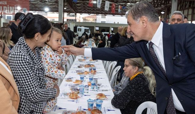 Menderes’te Ramazan bereketi: Başkan Cemil Tugay iftar sofrasında vatandaşlarla buluştu