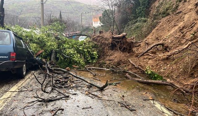 İzmir Ödemiş’te heyelan paniği: Park halindeki otomobil göçük altında kaldı