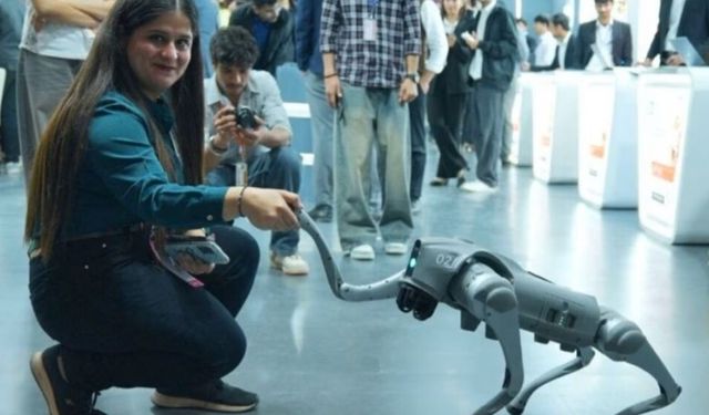 Hindistan'ı utandıran skandal! Çin üretimi robot köpeğe Hint malı dediler