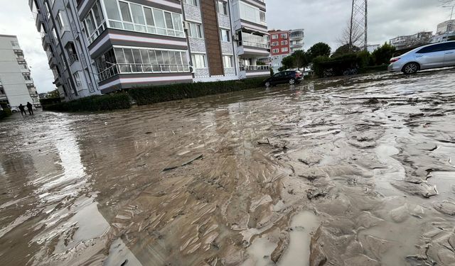 Sağanak vurdu, İzmir’de evleri su bastı! “Televizyonda izlerdik, başımıza geldi”