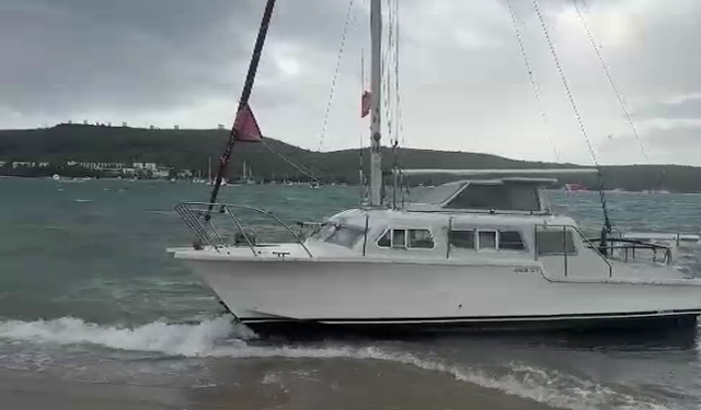 Bodrum’da fırtına etkili oldu: Tekneler karaya oturdu