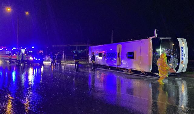 Yolcu otobüsü devrildi! Çok sayıda yolcu yaralandı!
