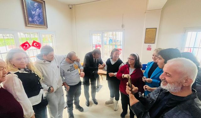 Zafer Partisi’nden Engelsiz Yaşam Köyü’ne ziyaret! Özel çocuklara akıllı saat desteği