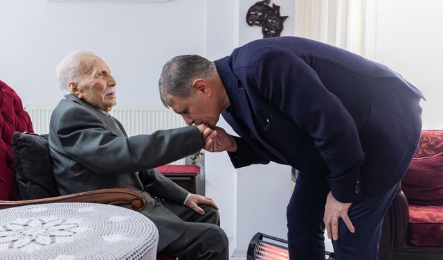 70 yıllık mesleki miras! Başkan Tugay’dan Prof. Dr. Veli Lök’e vefa