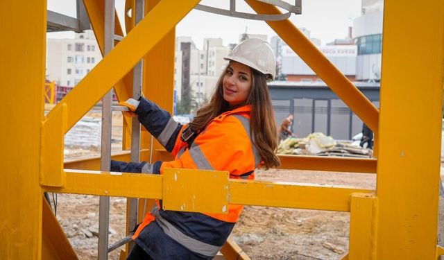 Annesinin sözü hayatını değiştirdi: 20 yaşında kule vinç operatörü oldu!