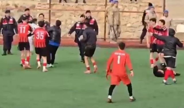 Yeşil sahada korkunç arbede: Maç bitti, kavga başladı!