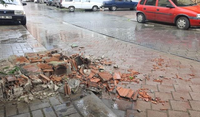 Denizli'de şiddetli rüzgar hayatı felç etti!