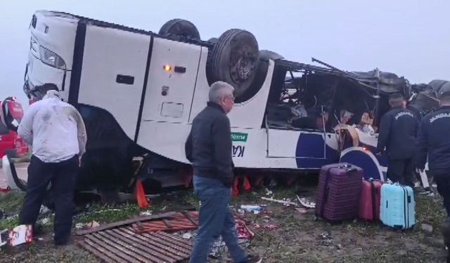 Adana Kozan'da yolcu otobüsü devrildi! Çok sayıda yaralı var...
