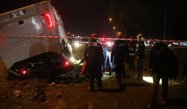 Antalya’da servis kazası: İnfaz koruma memurlarını taşıyan midibüs devrildi