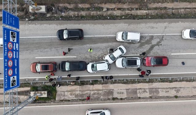 Bayram dönüşü yolunda can pazarı! 6 araç birbirine girdi