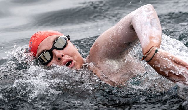 Finlandiya’da Bengisu Avcı buzlu suda tarih yazdı!