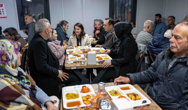 Bornova'da her gün 2 bin kişiye sıcak yemek