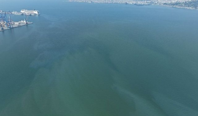 İzmir Körfezi’nde dronlar alarm verdi: Alsancak Limanı'nda korkutan atık tabakası!