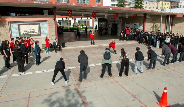 Karşıyaka’da hayat kurtaran hafta: Gençler afetlere karşı bilgiyle zırhlanıyor!