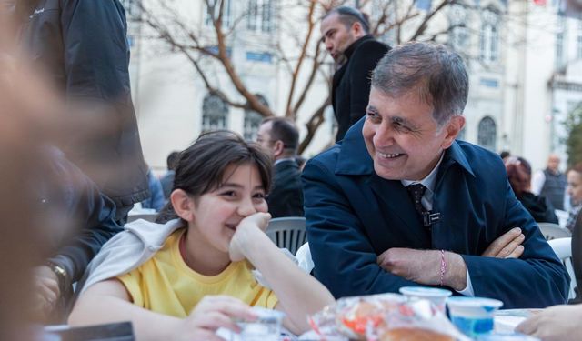 İzmir’de Ramazan bereketi Kemeraltı’nda paylaşıldı: Başkan Tugay vatandaşlarla iftar yaptı