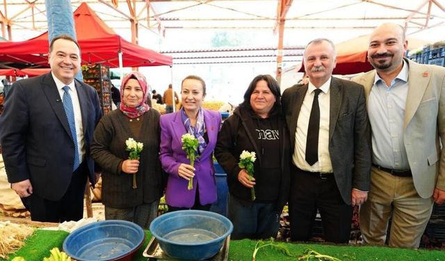 Manisa’da 8 Mart etkinliği: Kadınlara çiçekler hediye edildi