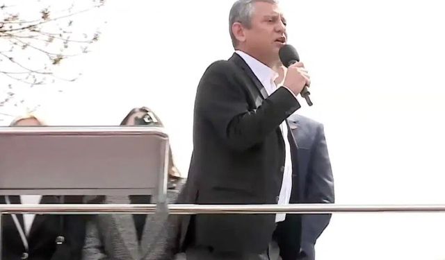 Özel'den Uşak mitinginde Bayraklı İlçe Başkanlığı'na tepki:  "Arkası göremiyorum diyor, siz bayrağı tutuyorsunuz!"