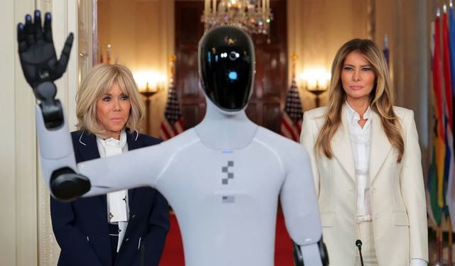 Beyaz Saray'da tarihi an! Humanoid robot ilk kez ABD Başkanlık Sarayı'nda yürüdü