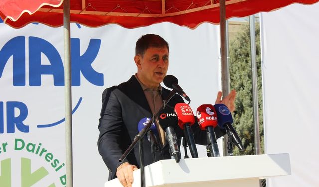 Tugay’dan açılışta dikkat çeken sözler: "Başka ülkelerde ayak işleri yapmak, diz çökmek onursuzluktur"