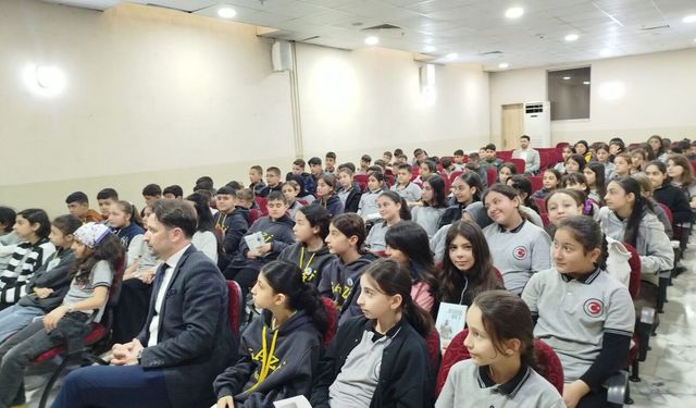 İzmir'de Gazi Ortaokulu’nda kültür etkinliği: Öğrenciler yazar Ertekin ile bir araya geldi