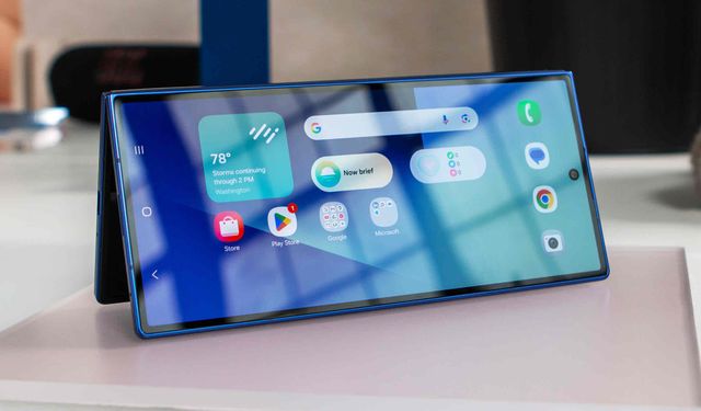 Samsung katlanabilir iPhone'a rakip Galaxy Z Fold8 Wide'ı hazırlıyor