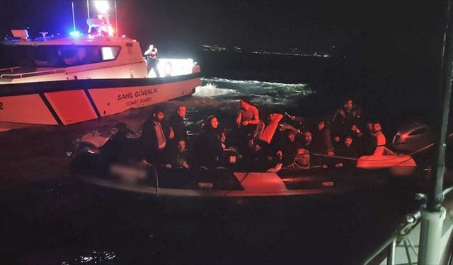 İzmir Seferihisar açıklarında düzensiz göç operasyonu: 2’si çocuk 24 kişi yakalandı