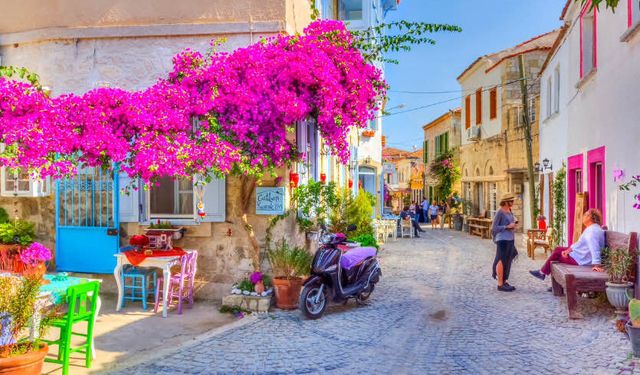 Alaçatı İzmir'e ne kadar uzaklıkta? Mesafe, yol süresi ve ulaşım rehberi