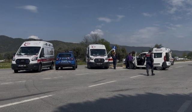 İzmir Bayındır’da kavşakta korkutan kaza: 4’ü çocuk 7 yaralı