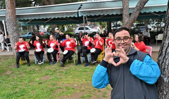 Bornova'da otizmli ve down sendromlu gençlerin muhteşem konseri beğeni topladı