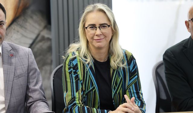 AK Partili Çankırı'dan Tugay'a çağrı: "Sayın Özel'i tören meydanları yerine İzmir’in gerçek sokaklarında dolaştırın!"