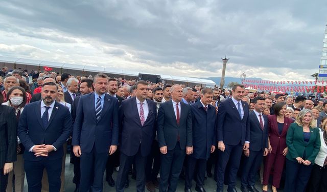 CHP İzmir 23 Nisan'ı kutladı!  İzmir'de yine milli gün, yine vekil yok!   Görünmez CHP İzmir vekilleri!