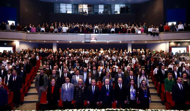 Dokuz Eylül Üniversitesi’nde bilim şöleni: Ortaokullu mucitler geleceğe ışık tutuyor