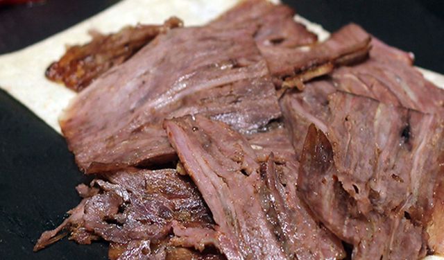 İzmir Çiğli'de gıda skandalı: Dönercideki üründe tek tırnaklı eti tespit edildi!