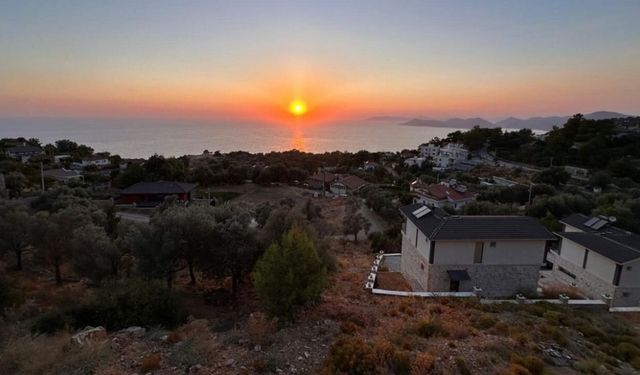 Ege’deki bu köy denizin üzerine kuruldu: Maviyle yeşilin buluştuğu cennet