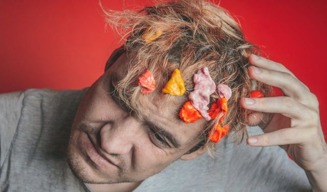 Halıdan saça kadar her yerde işe yarıyor: Yapışmış sakızı söküp atan basit teknik